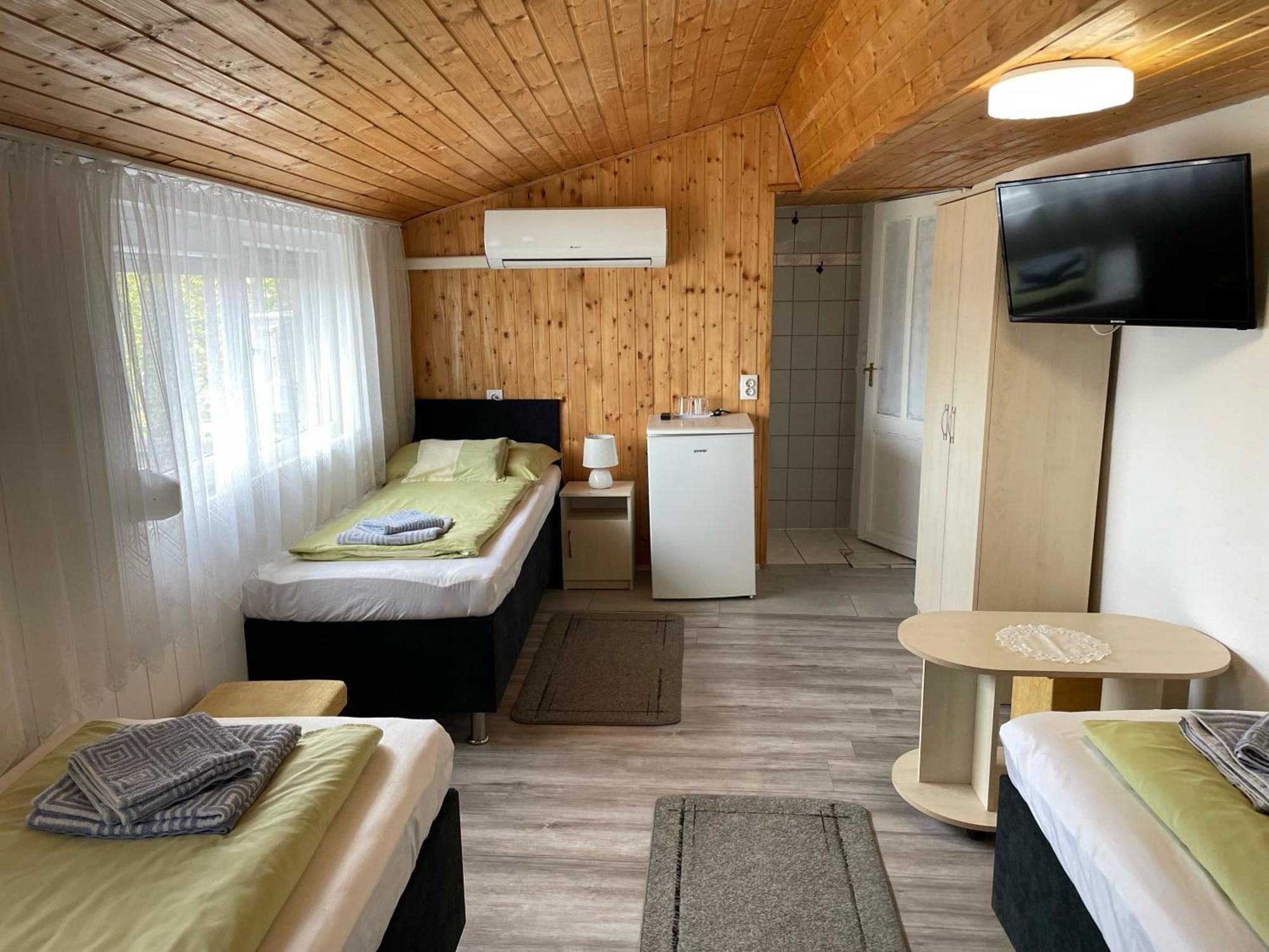 Lenzl'S Panzio Bed & Breakfast Szigetvár Eksteriør bilde