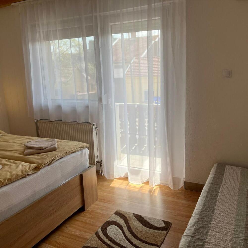 Lenzl'S Panzio Bed & Breakfast Szigetvár Eksteriør bilde