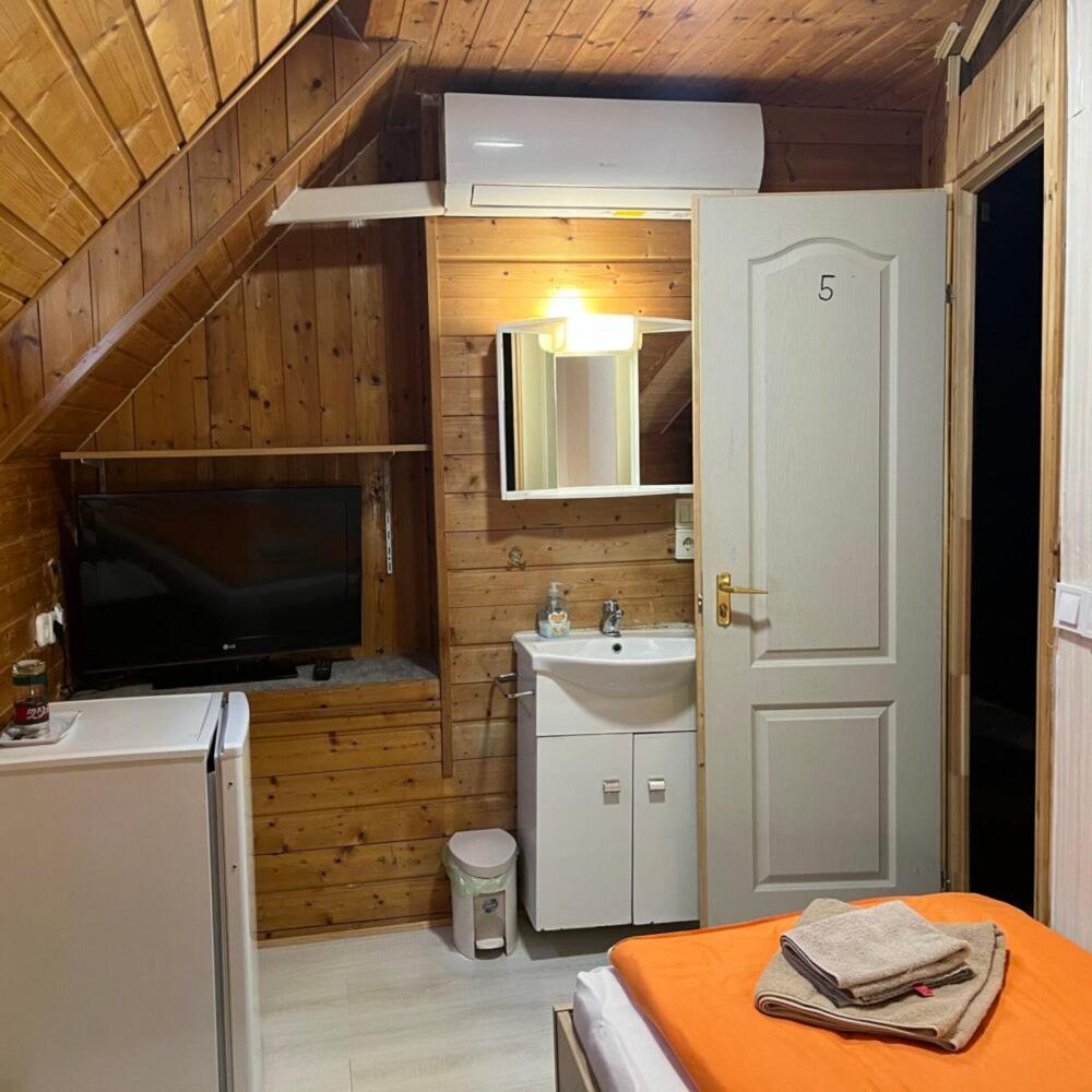 Lenzl'S Panzio Bed & Breakfast Szigetvár Eksteriør bilde
