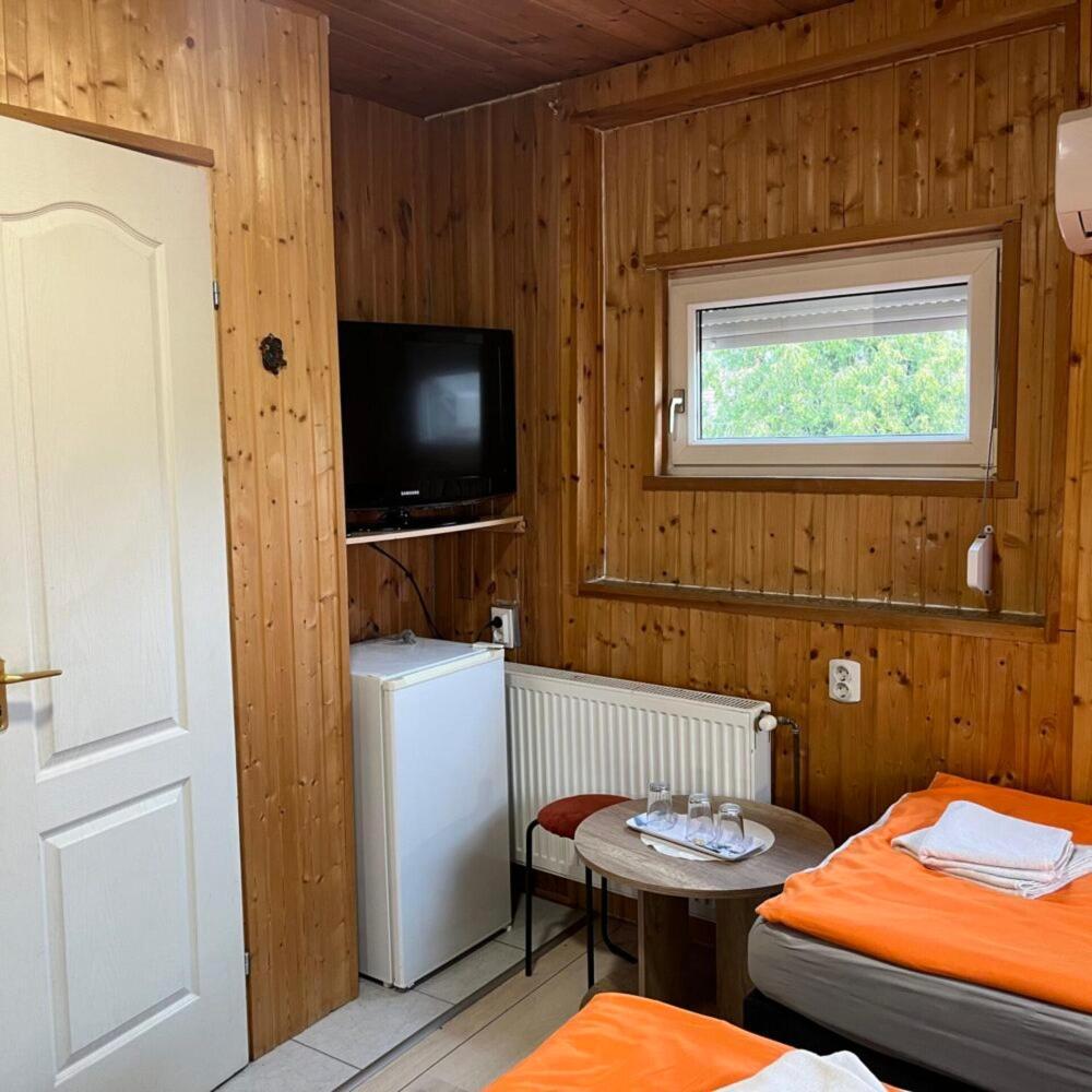 Lenzl'S Panzio Bed & Breakfast Szigetvár Eksteriør bilde