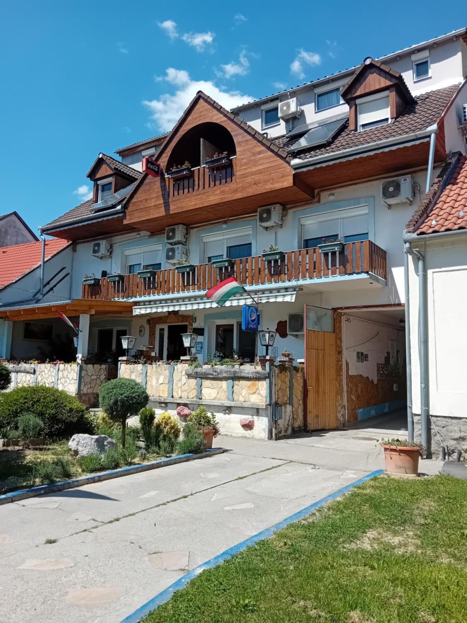 Lenzl'S Panzio Bed & Breakfast Szigetvár Eksteriør bilde
